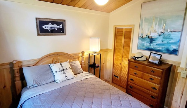 All season vacation rental steps to Moores pond. Great for family sun and fun in Tamworth