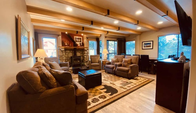 Premier 4 Bed, 4 Bath, by Village Gondola, Sleeps 10. New hot tub, sauna, pool. in Mammoth Lakes
