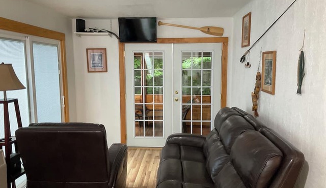 Romantic getaway, private cabin overlooking Sawyer Lake WIFI, TV, AC, Heat in Gilmanton