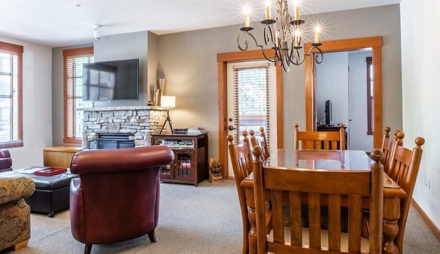 2 BR 2BA Luxury Condo in The Village Lodge, Grand Sierra Lodge, STEPS to Gondola in Mammoth Lakes
