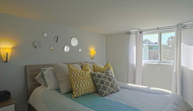 Historic Waterfront District- Gulfport Florida, includes pool, grill and bikes! in Gulfport