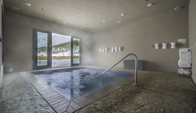 Secluded Luxury Villa 26 guests - 11 bd/10.5 ba, conference rm, racquetball ct in Breckenridge