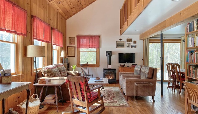 Charming & Cozy Mountain View Cottage with River Hi-spd-wifi/pets welcome in Thornton