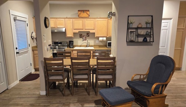 Cozy Condo - 20 Minutes from Mt Bachelor-Hot Tub & Seasonal Heated Pool in Sunriver