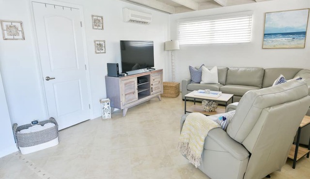 WATERFRONT Key Colony Beach Retreat 37’ Dock Cabana Club- Kayak & Bikes- Parking in Marathon