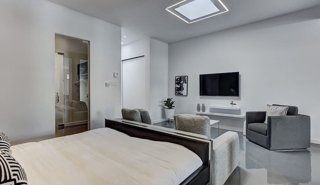 THE YIN | One-Bedroom Loft w. Terrace in Montréal