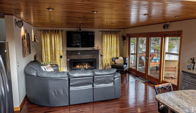 4BR Dog-Friendly Lakefront, Private Dock, Kayaks, Paddleboards, Sleeps 8 in Gilmanton
