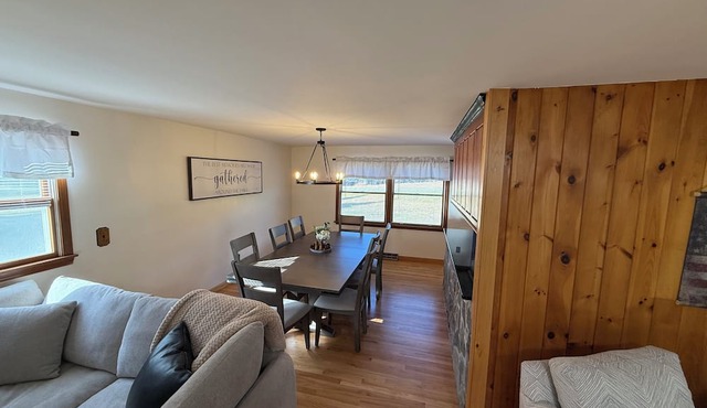 Beautiful 4-bedroom house in Pittsburg perfect for your four-seasons getaway in Pittsburg