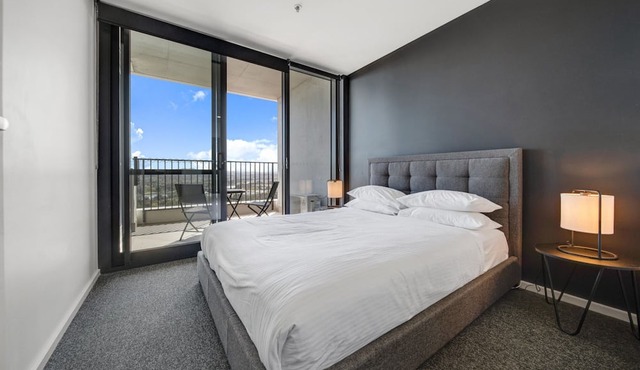 Chic 1-Bed with Stunning Lake View & Indoor Pool in Belconnen