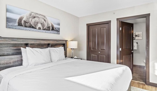 Bears Den 2BR Getaway with Hot Tub, BBQ and Near DT in Dead Man`s Flats