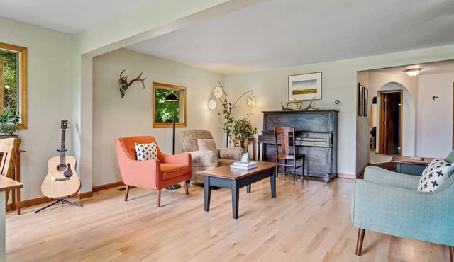 A serene, rustic farmhouse nestled on the banks of the Jocko River. Perfect for nature lovers, this cozy getaway offers peace, privacy, and stunning outdoor spaces to immerse yourself in the beauty of Montana. in Arlee