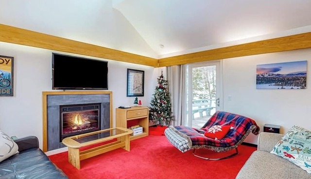 Ski-in/ski-out mountainside townhouse w/fireplace, fast WiFi, washer/dryer in Carrabassett Valley