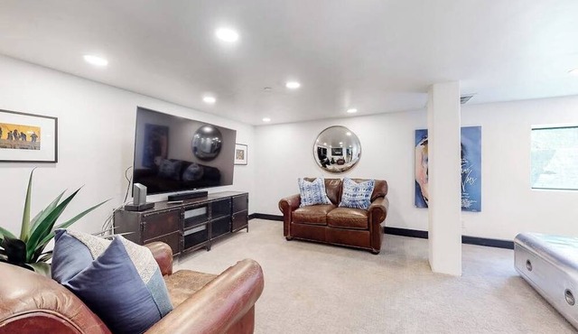 Mountain Condo with Free WiFi, Wood Fireplace & Washer/Dryer in Beaver Creek