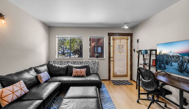 Modern Condo with Community Hot Tub and Pool in Sunriver