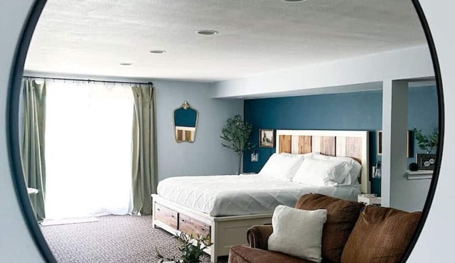 King suite w/hot tub, fire pit, & luxe bathroom in Arvada