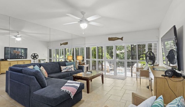 Exec Bay 3 Bedroom townhouse w/heated pool, marina, tennis & more in Islamorada