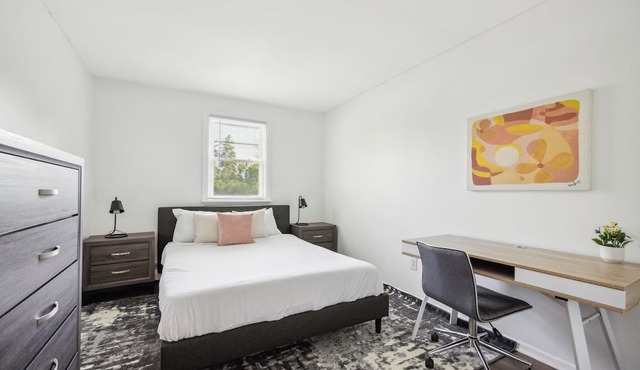 Pine Brook 1108 I Pool Gym I Free Parking ! in Newark