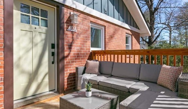 Peaceful Private Lane, Minutes to Airport, Modern & Cozy in Fletcher