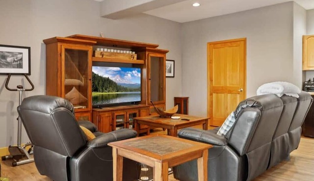4BR Blue River Retreat w/Hot Tub! in Breckenridge