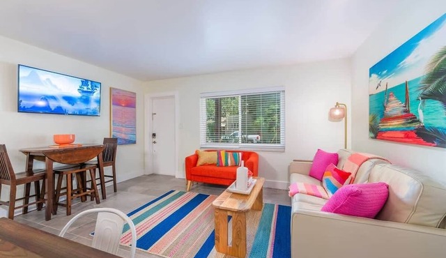 Downtown Living, Steps to Parks, Newly Furnished in Sarasota