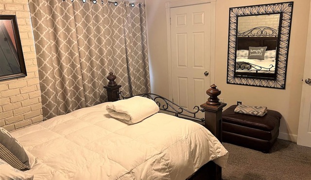 Cozy Place Downtown by the River Center minutes to LSU. Free Parking/Wifi in Baton Rouge