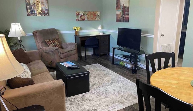 Stylish Flat in DT Durham-Sep A/C-downtown walkable in Durham