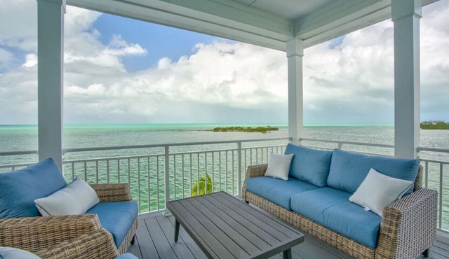 World-Class 5 Bed Villa Oceanfront Pool/Hot tub Sunset Escape Sleeps 12 in Marathon