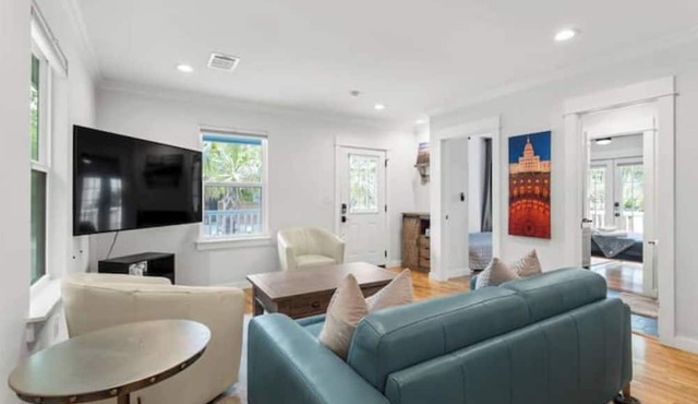 Walkable 3-home 3,800 sq-ft Villa in Austin