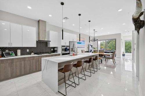 Sunny 4BR Sarasota Retreat With Hot Tub & Rooftop in Sarasota