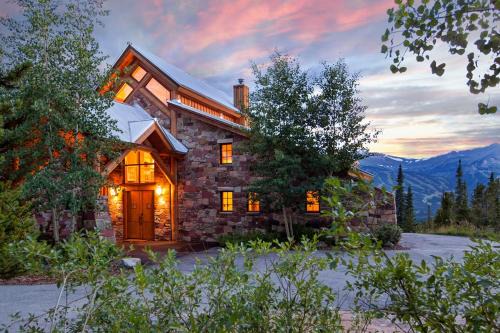 Rubywood, Luxury Breckenridge Lodge with Hot Tub and Theater, Close to Shuttle, Big Views in Breckenridge