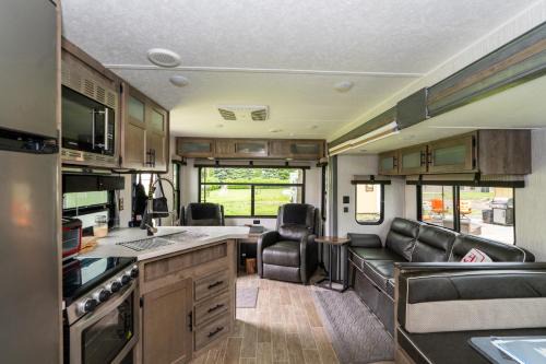 Beautiful 32' RV located in south Chicago suburb in Alsip