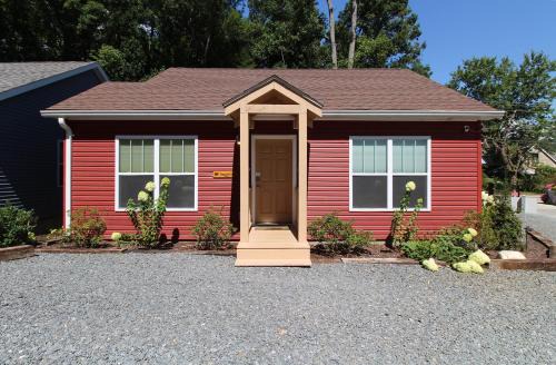 Snuggled Inn Modern, Creekside Cottage near the Heart of Bryson City! in Bryson City