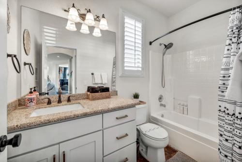Luxury and Harmony in a 6BR Dream Villa; Pool, Hot Tub, Game room, Near the Las Vegas Strip in Las Vegas