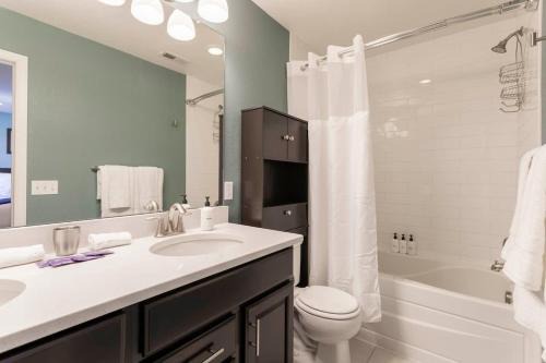 Spacious Family Friendly Townhome in Central Park in Denver