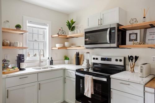 Private Studio Apartment with One King Bed and One Sofa Bed in Newark
