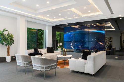 Ultra Luxury 5BR Beverly Hills Estate with Private Pool Spa and Canyon Views in Los Angeles