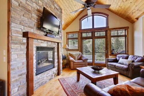 Slopeside Villa 126 Next To WP Resort I Steam Shower I Great Views I Private Hot Tub I Activity Program in Winter Park